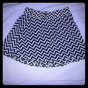 Girls Black & White Chevron Skirt Size 7